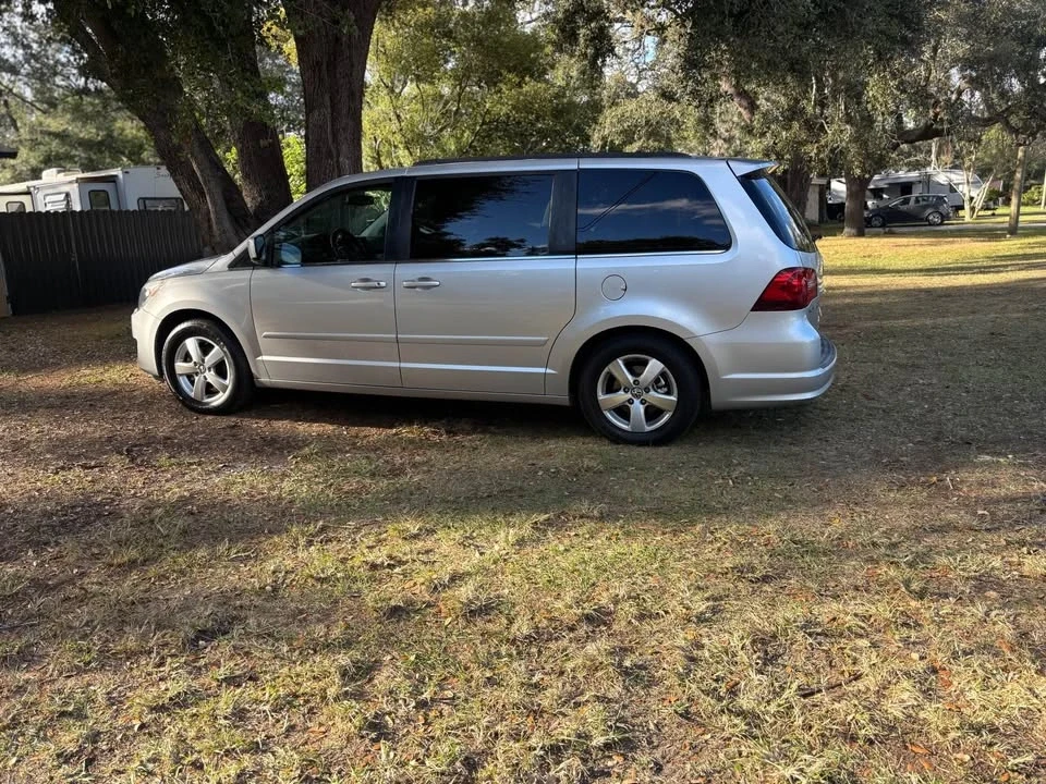 2012 Volkswagen Routan - Image 3 of 12