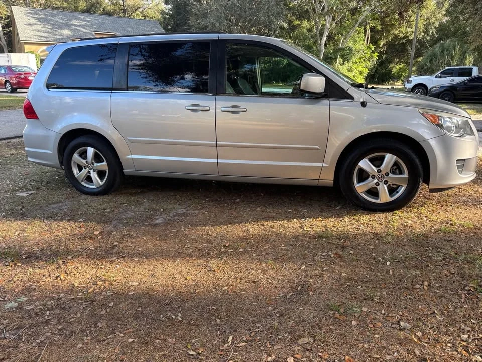 2012 Volkswagen Routan - Image 10 of 12