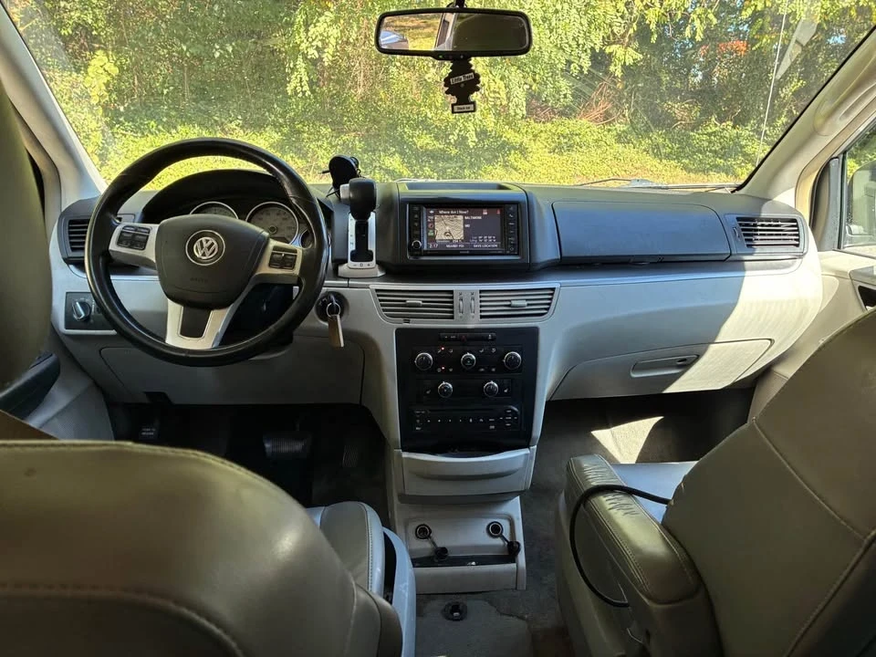 2012 Volkswagen Routan - Image 5 of 7