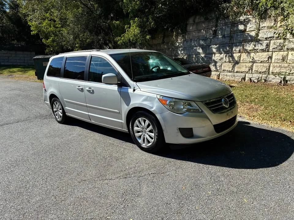 2012 Volkswagen Routan - Image 2 of 7