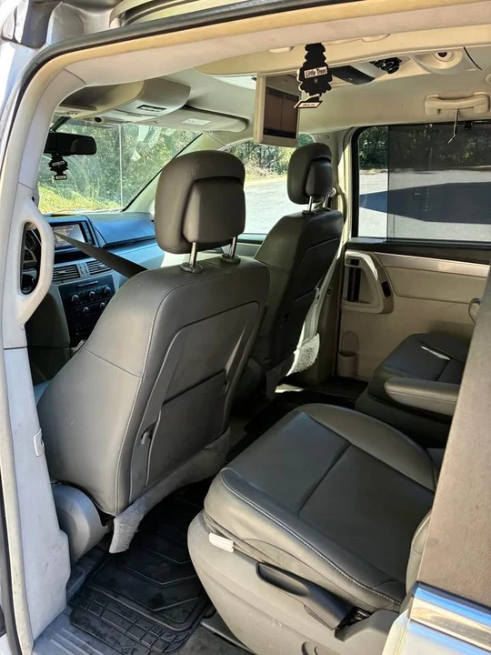 2012 Volkswagen Routan - Image 6 of 7