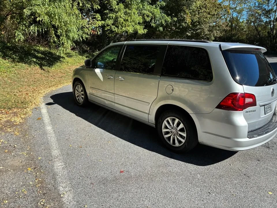 2012 Volkswagen Routan - Image 3 of 7