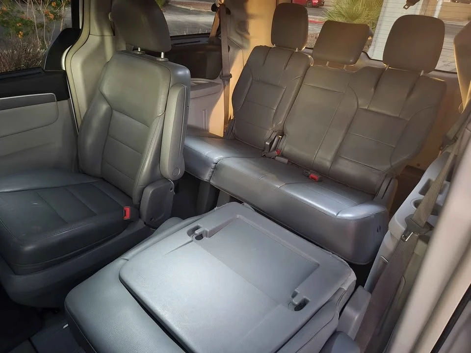 2012 Volkswagen Routan - Image 8 of 9
