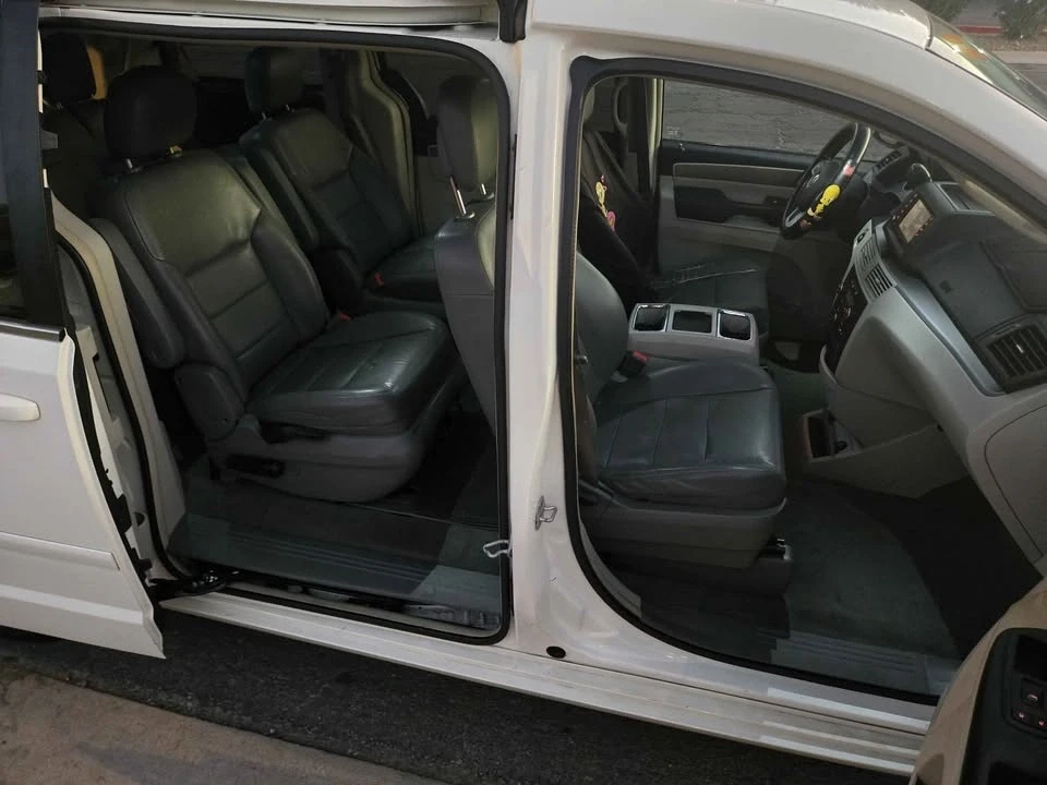 2012 Volkswagen Routan - Image 6 of 9