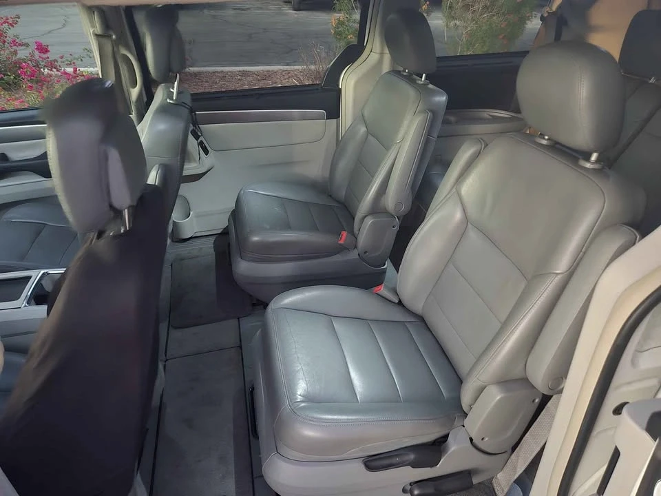 2012 Volkswagen Routan - Image 5 of 9
