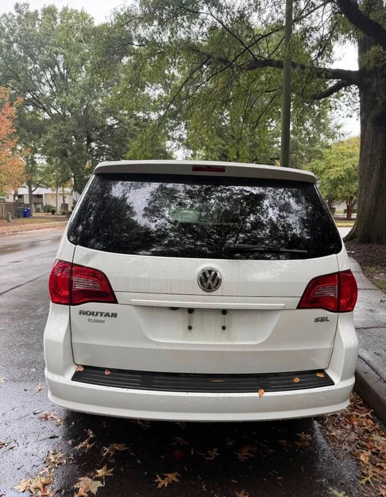 2012 Volkswagen Routan - Image 5 of 6
