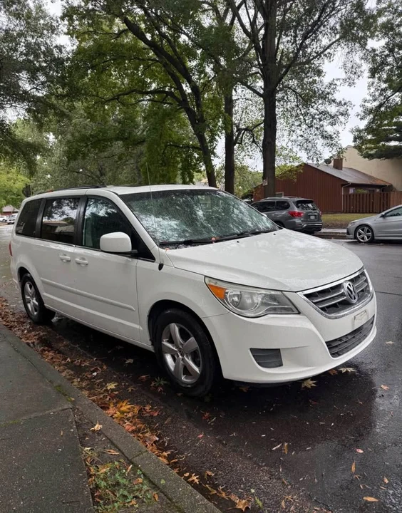 2012 Volkswagen Routan - Image 2 of 6