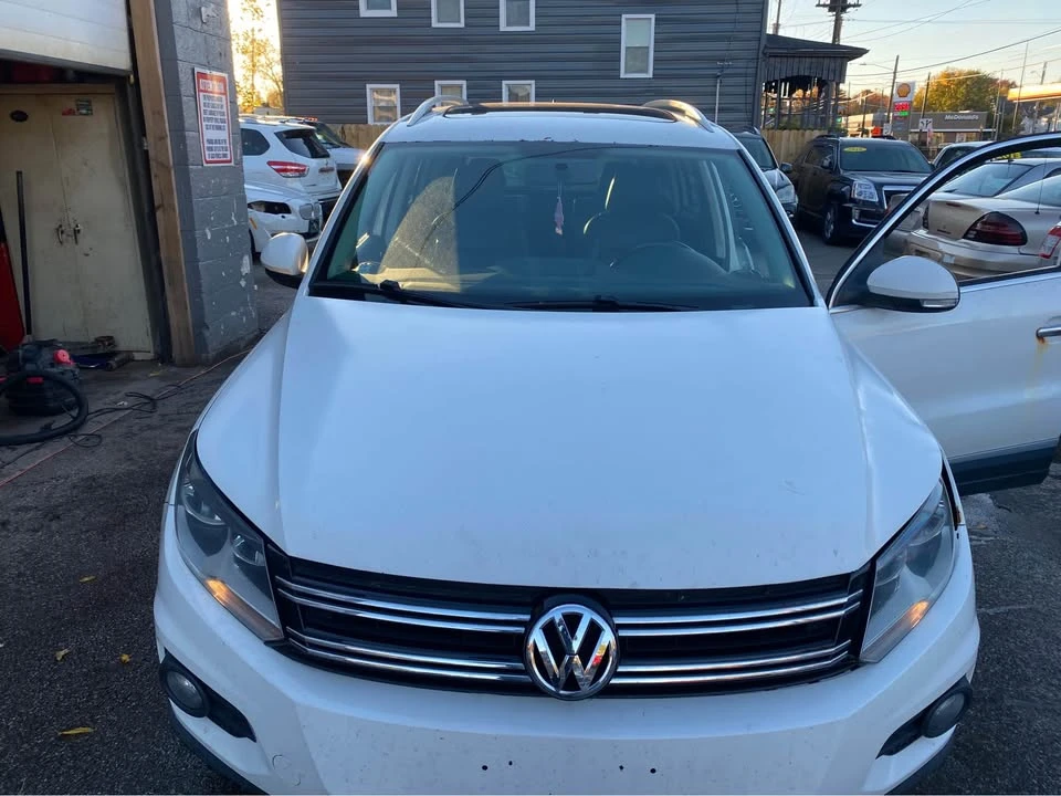 2012 Volkswagen Tiguan - Image 2 of 11