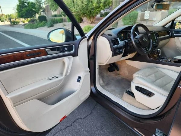 2012 Volkswagen Touareg - Image 10 of 19