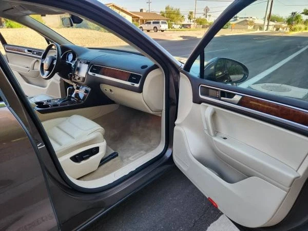 2012 Volkswagen Touareg - Image 13 of 19