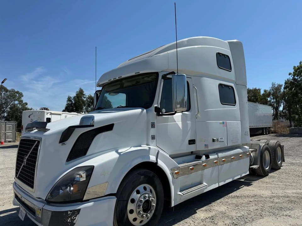 2012 Volvo 700 Series - Image 2 of 7