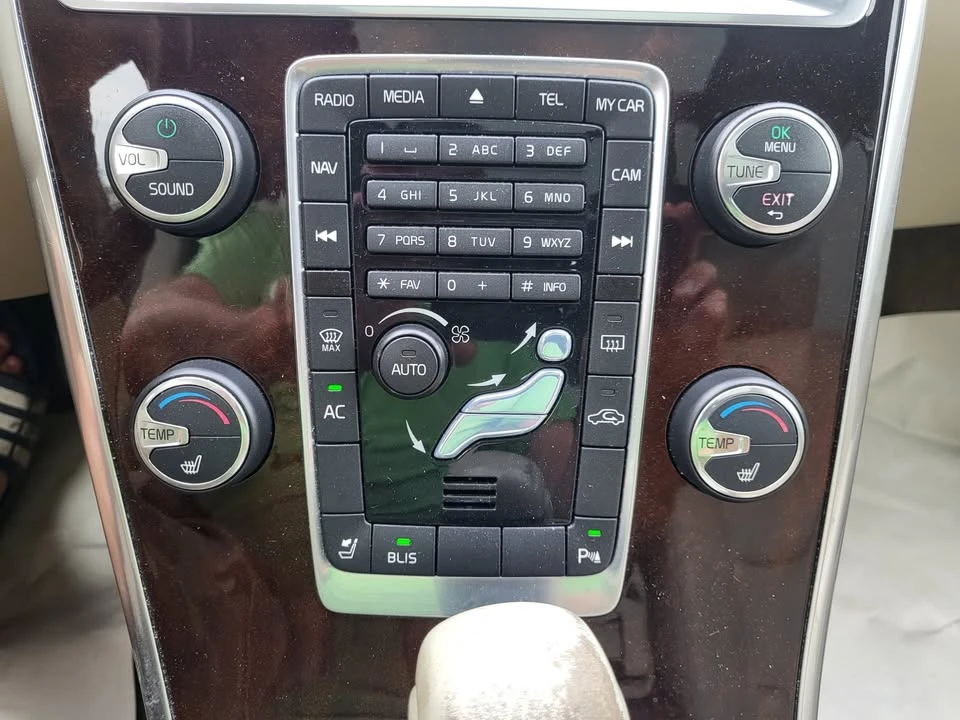2012 Volvo XC60 1st Gen - Image 11 of 17