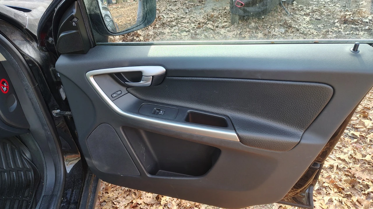 2012 Volvo XC60 1st Gen - Image 14 of 21