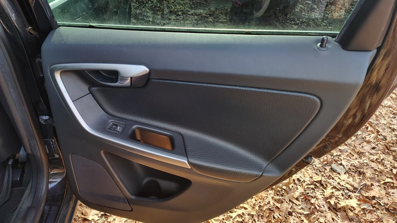 2012 Volvo XC60 1st Gen - Image 13 of 21