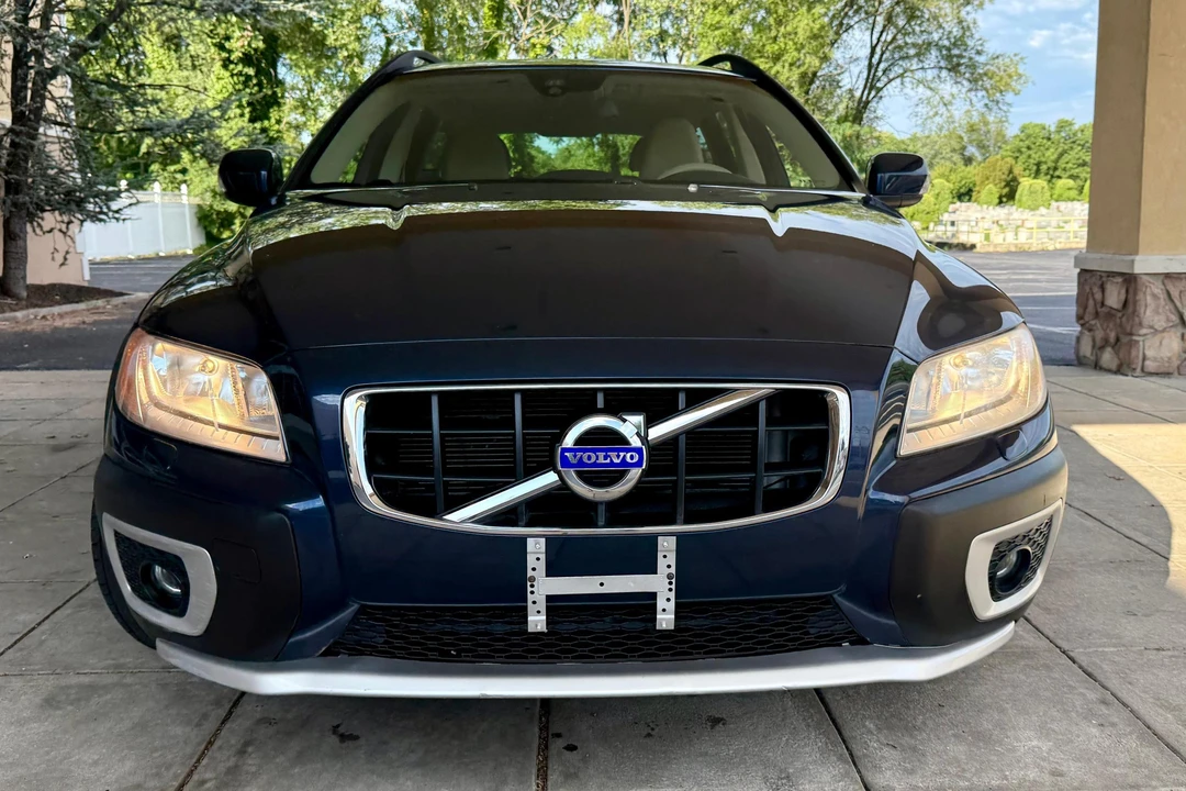 2012 Volvo XC70 3rd Gen - Image 2 of 31