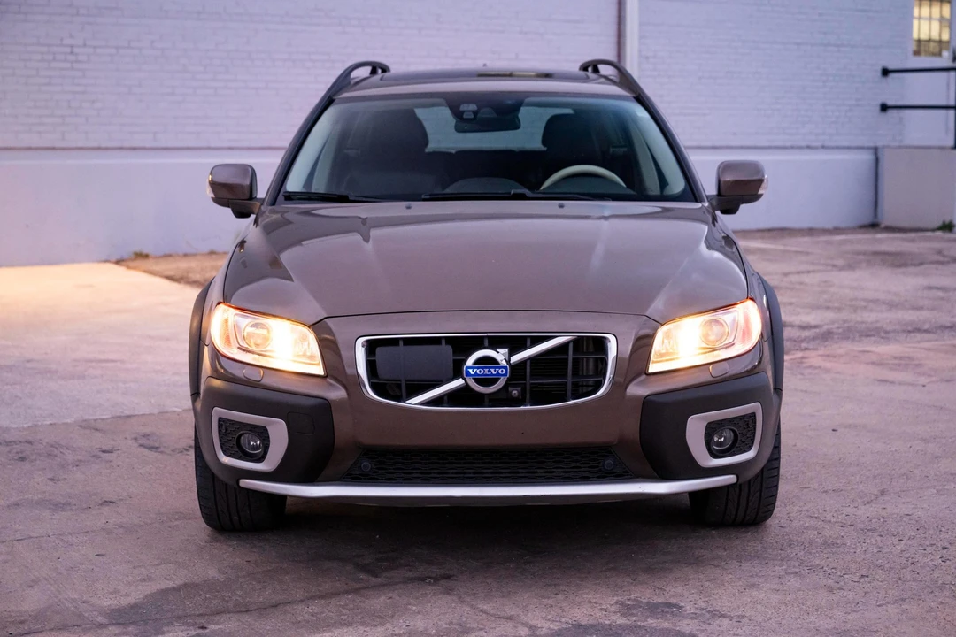 2012 Volvo XC70 3rd Gen - Image 2 of 31