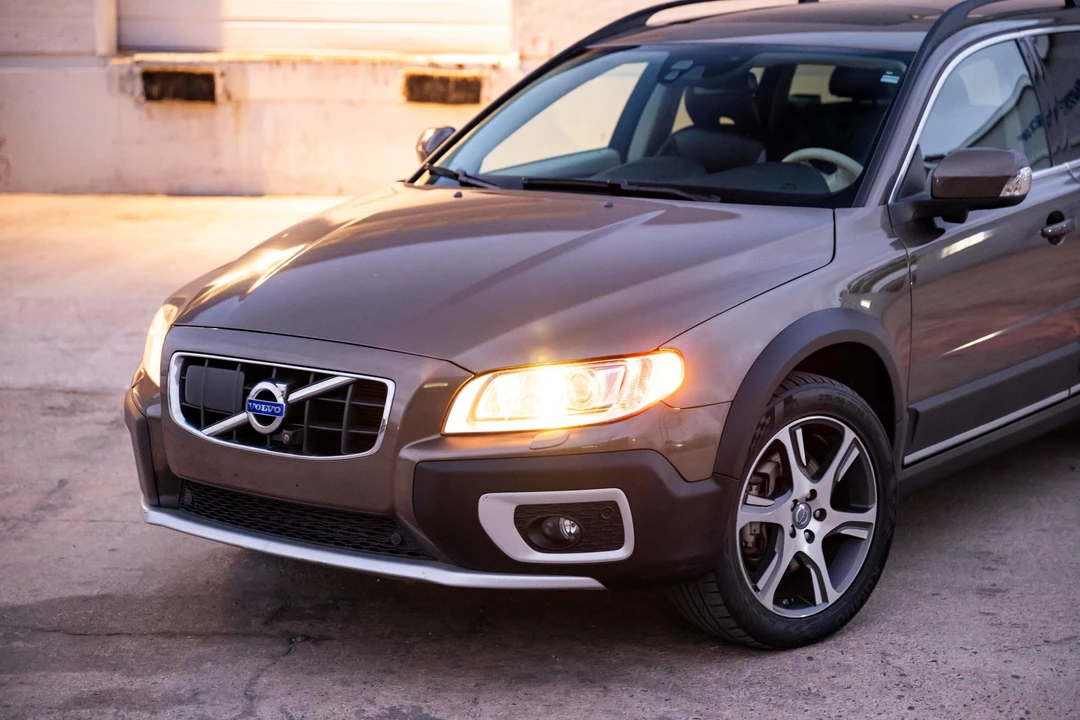 2012 Volvo XC70 3rd Gen - Image 11 of 31