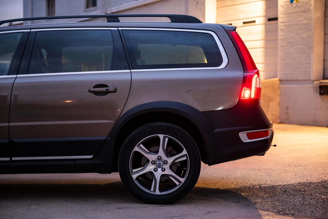 2012 Volvo XC70 3rd Gen - Image 15 of 31