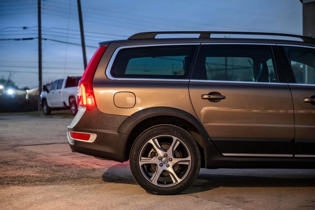 2012 Volvo XC70 3rd Gen - Image 16 of 31