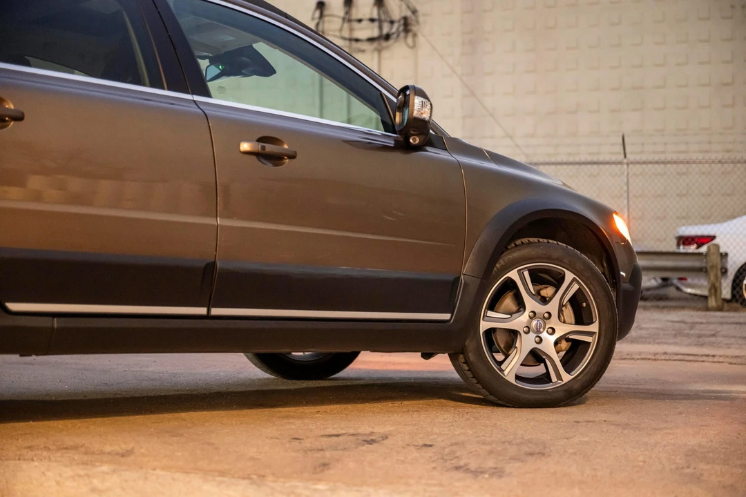 2012 Volvo XC70 3rd Gen - Image 18 of 31