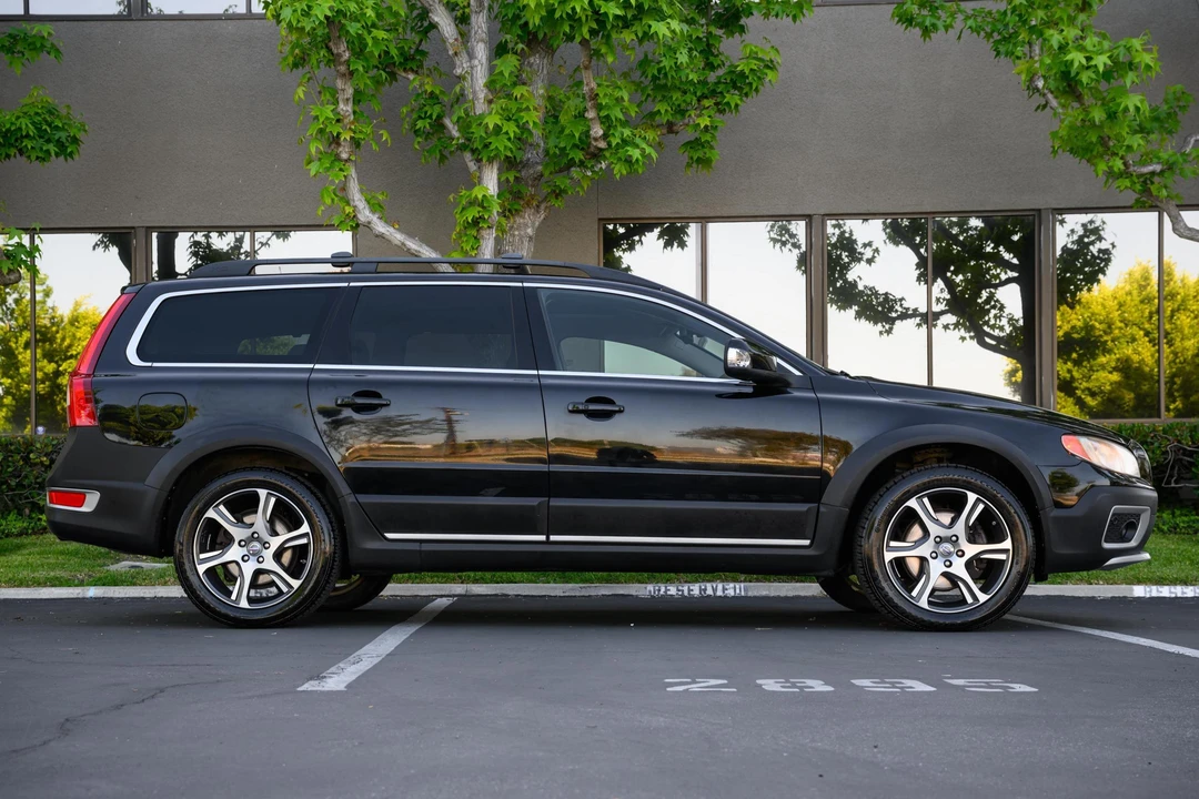 2012 Volvo XC70 3rd Gen - Image 3 of 31
