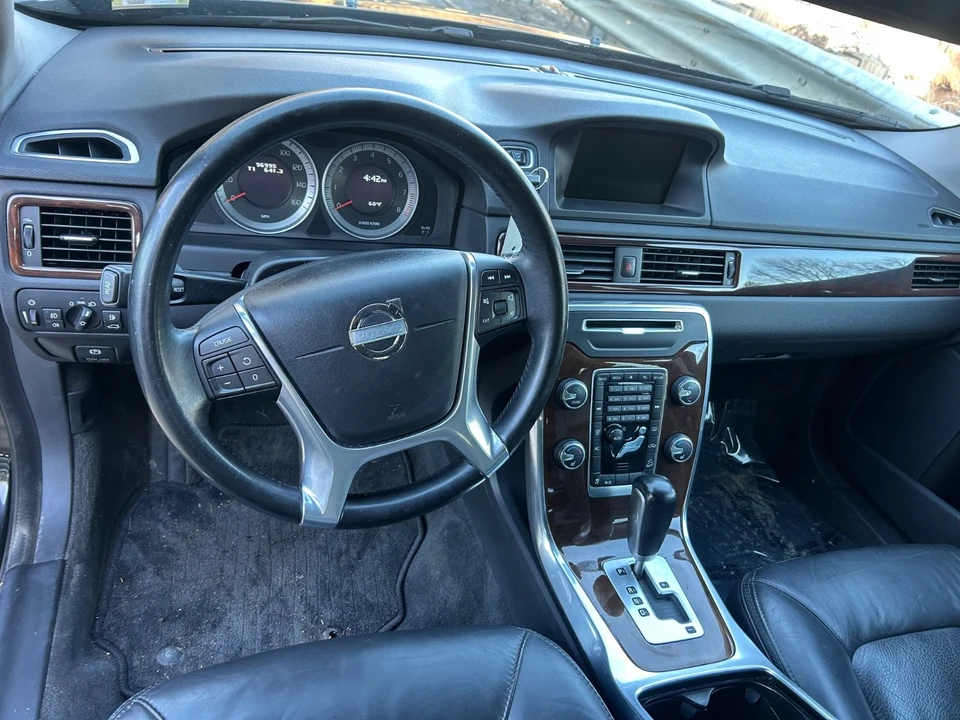 2012 Volvo XC70 3rd Gen - Image 11 of 19