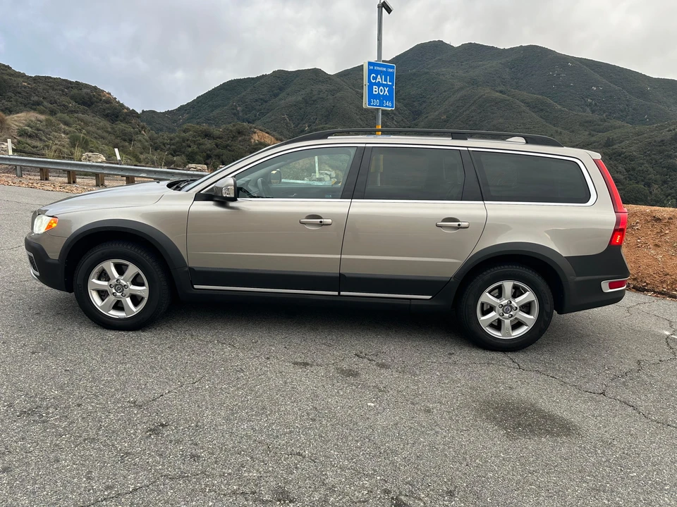 2012 Volvo XC70 3rd Gen - Image 15 of 31