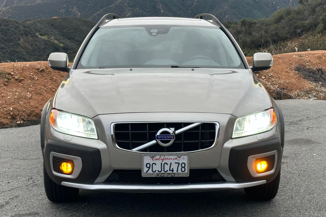 2012 Volvo XC70 3rd Gen - Image 2 of 31