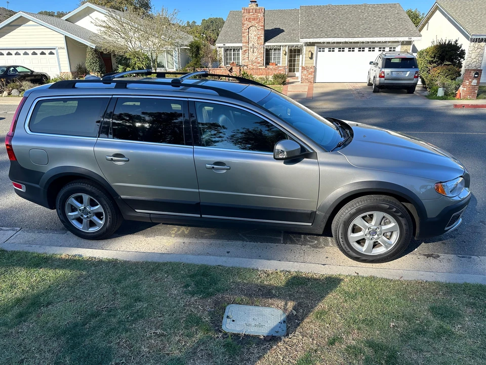 2012 Volvo XC70 3rd Gen - Image 25 of 31