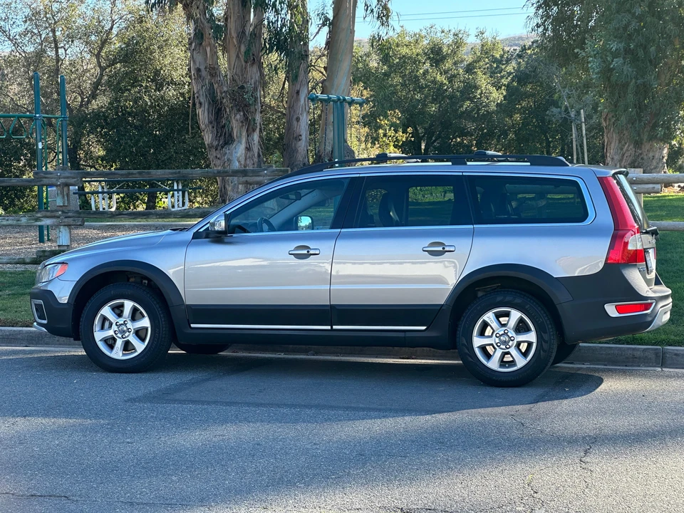 2012 Volvo XC70 3rd Gen - Image 17 of 31