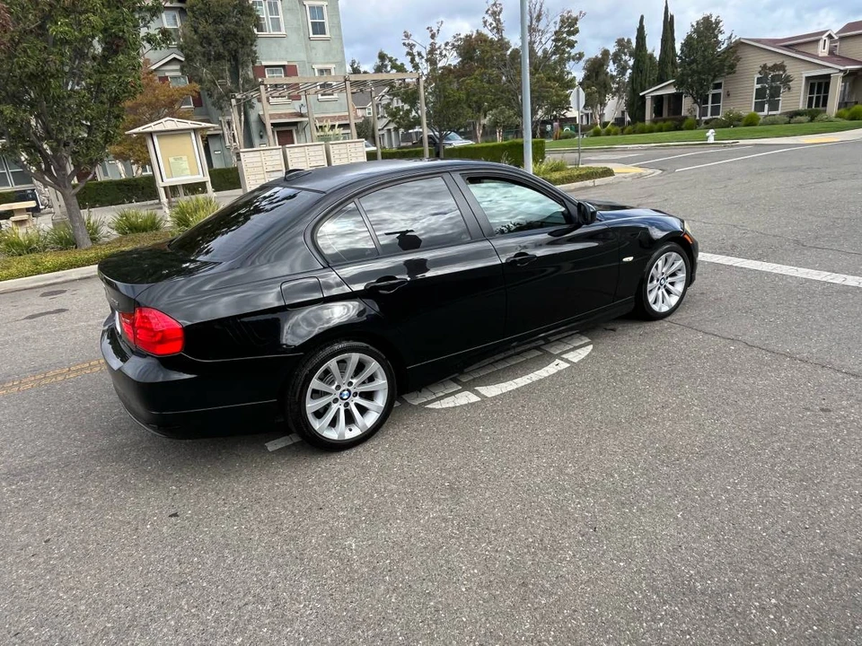 2011 BMW E90 3 Series Sedan - Image 4 of 17