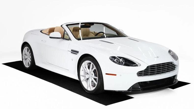 2013 Aston Martin Vantage - Image 2 of 31