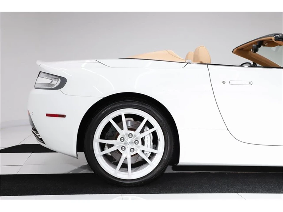 2013 Aston Martin Vantage - Image 17 of 31