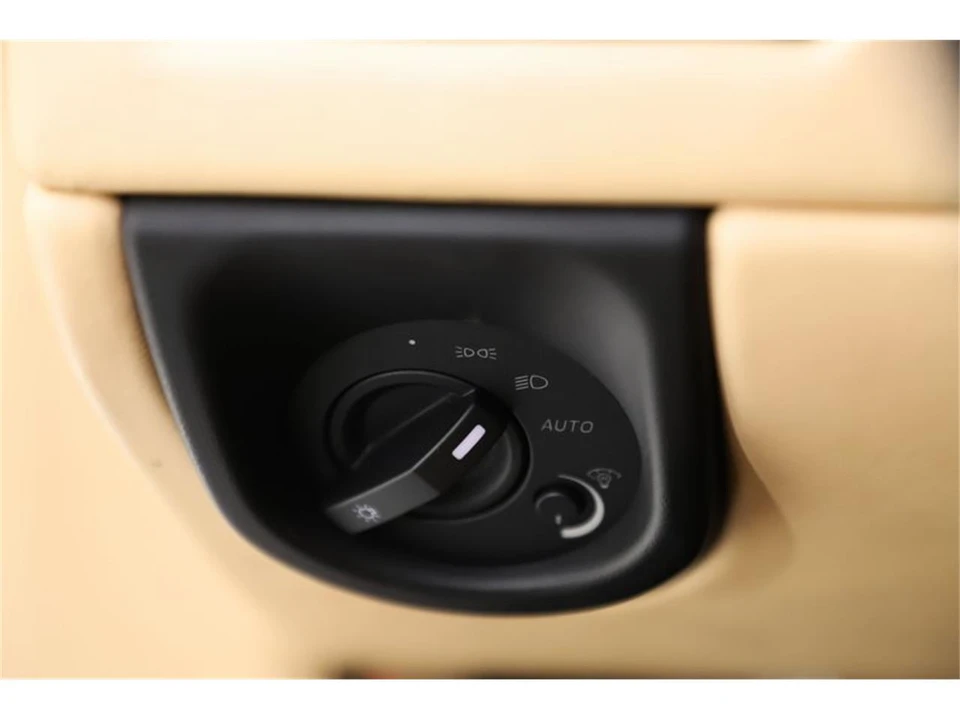 2013 Aston Martin Vantage - Image 28 of 31