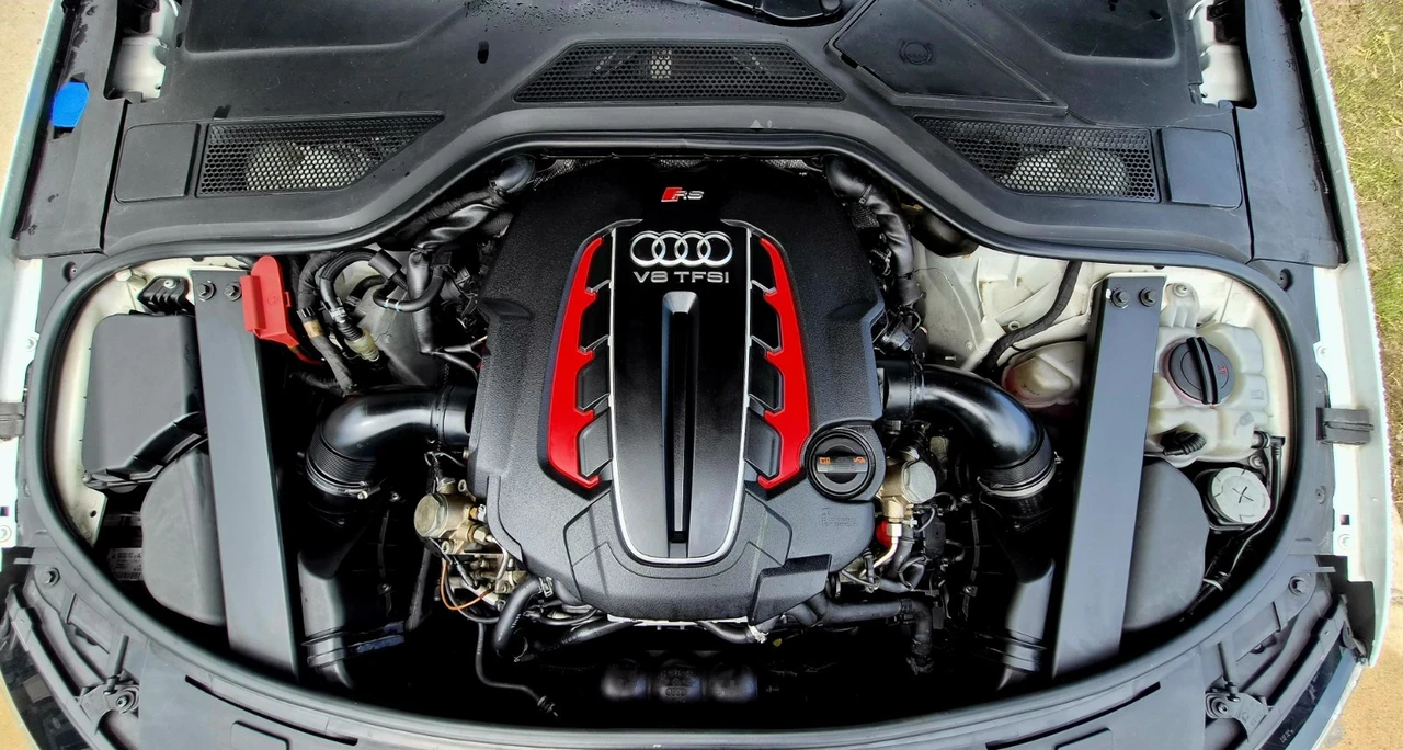 2013 Audi D4 S8 - Image 12 of 31