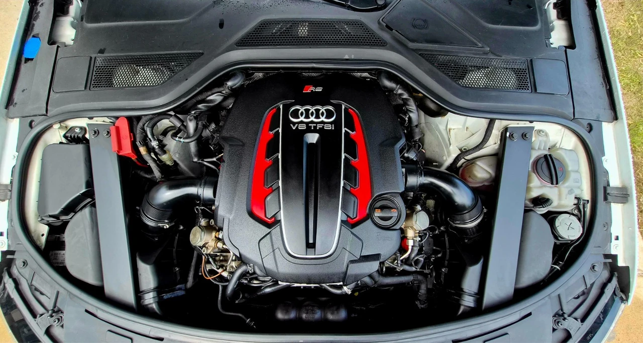 2013 Audi D4 S8 - Image 10 of 31