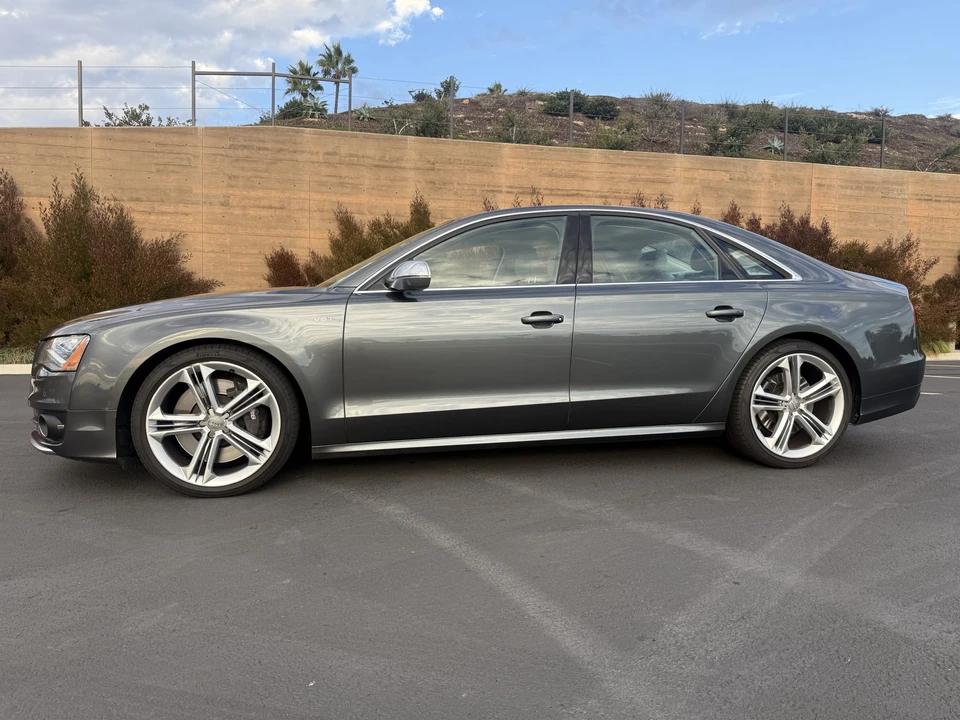 2013 Audi D4 S8 - Image 10 of 31