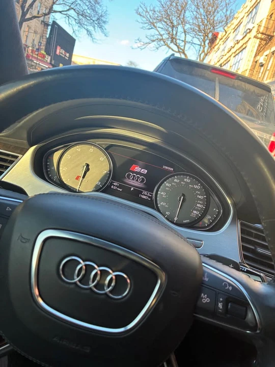 2013 Audi D4 S8 - Image 5 of 9