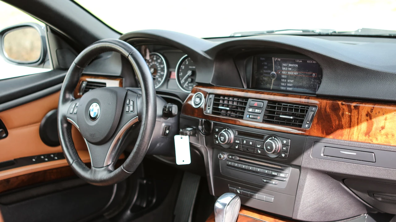 2013 BMW E93 3 Series Convertible - Image 11 of 31