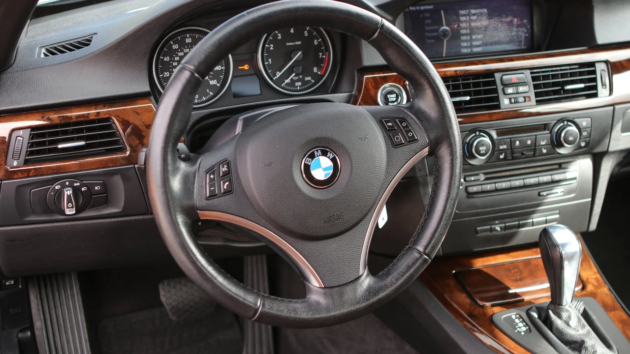 2013 BMW E93 3 Series Convertible - Image 16 of 31
