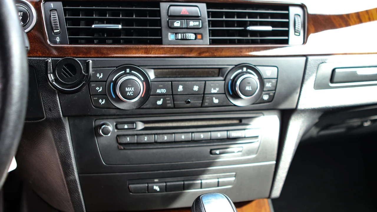 2013 BMW E93 3 Series Convertible - Image 19 of 31