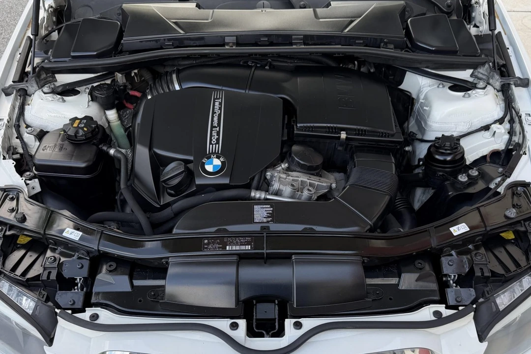 2013 BMW E93 335i Convertible - Image 6 of 7