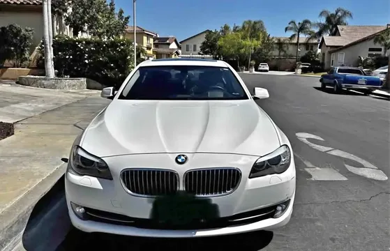 2013 BMW 5 Series 528i Sedan 4D