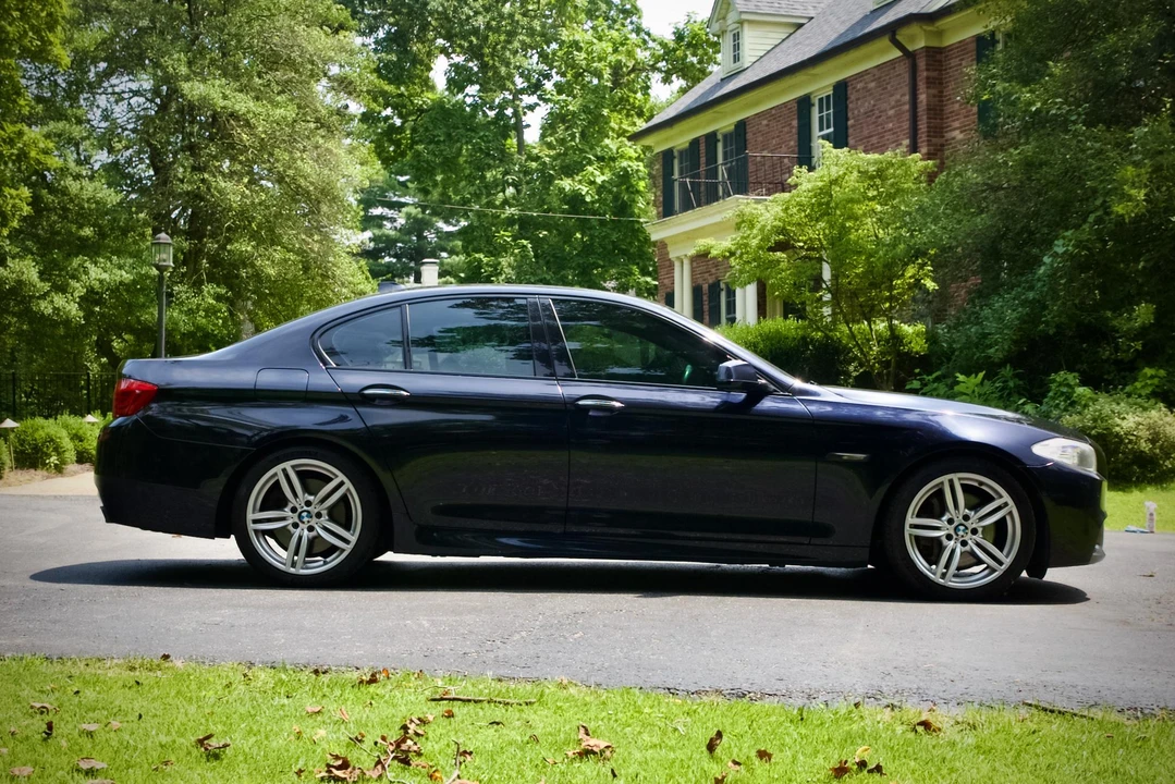 2013 BMW F10 550i & M550d Sedan - Image 3 of 31