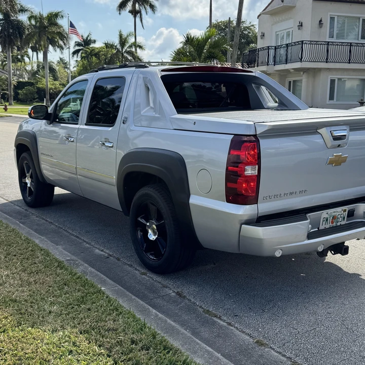 2013 Chevrolet Avalanche - Image 9 of 12