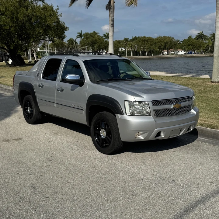2013 Chevrolet Avalanche - Image 2 of 12