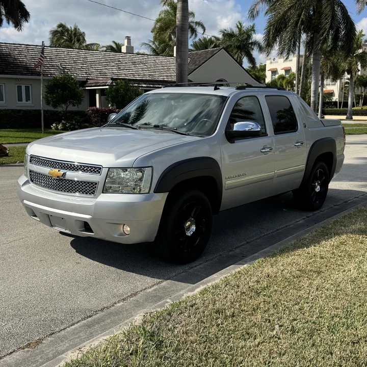 2013 Chevrolet Avalanche - Image 6 of 12