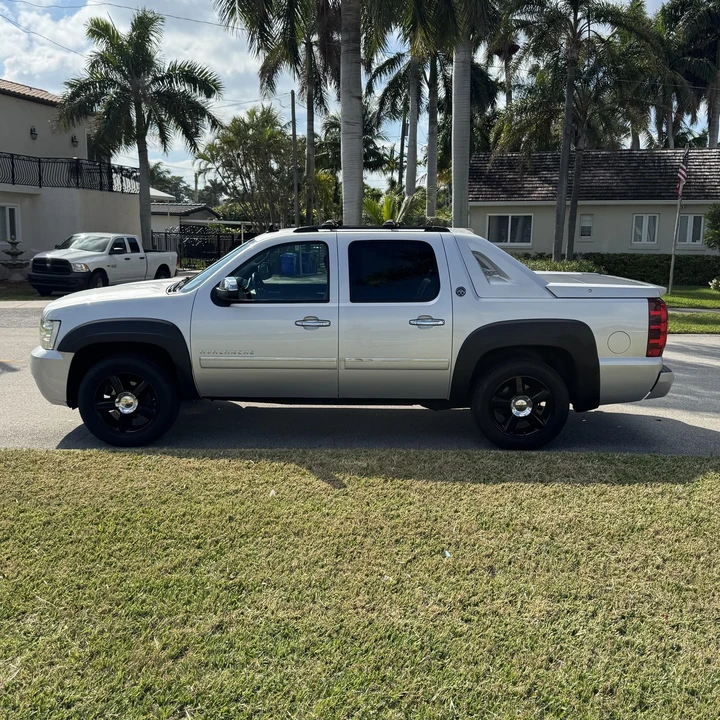 2013 Chevrolet Avalanche - Image 7 of 12