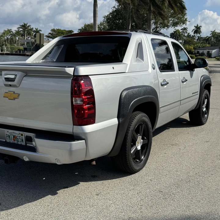 2013 Chevrolet Avalanche - Image 11 of 12