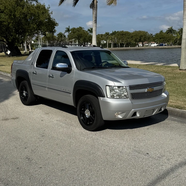 2013 Chevrolet Avalanche - Image 2 of 12